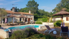 Maison charmante à Bussac-Forêt avec piscine partagée
